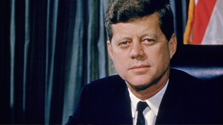 Trong khi đó, ông Kennedy và 10 người khác bơi suốt 4 giờ đồng hồ đến một hòn đảo Olasana nhỏ hoang vắng không người ở để trú chân nghỉ ngơi và tránh rơi vào tay địch.