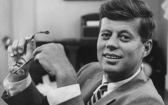 Trong một chuyến tuần tra đêm 2/8/1943, tàu PT-109 do ông John F. Kennedy chỉ huy bất ngờ bị tàu khu trục Nhật đâm va gây hậu quả nghiêm trọng.