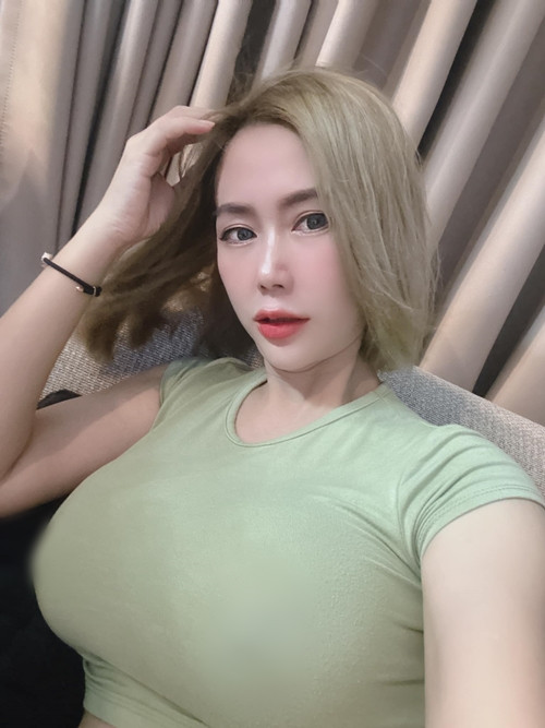 Từng vướng phải một số lùm xùm về việc diện đồ thiếu vải, hở hang, khoe thân...
