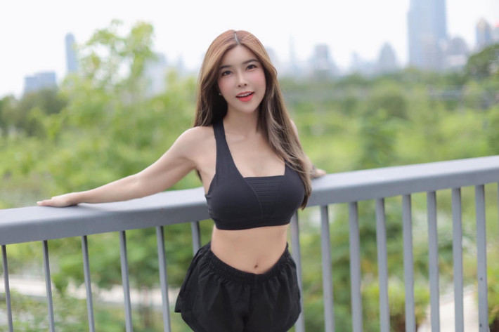 Ployly Hitsi thu hút mọi người nhờ nét xinh đẹp tự nhiên, khỏe khoắn.