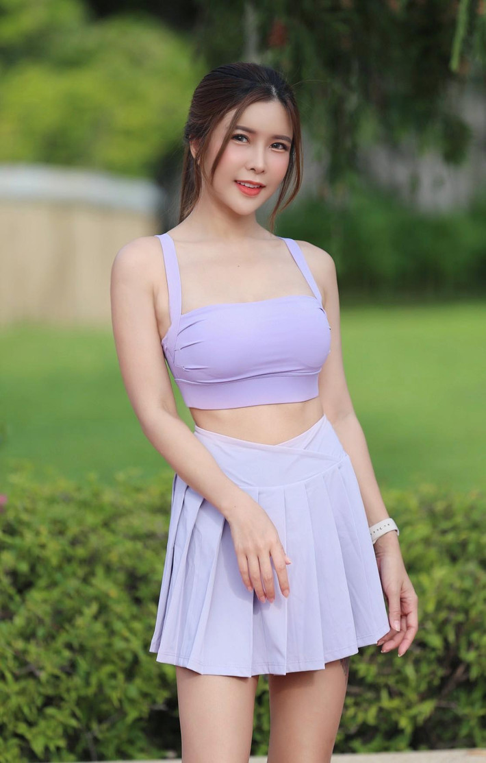 Các fan hâm mộ hi vọng cô nàng sớm trở lại hình ảnh gợi cảm vừa phải trước đây, không chạy theo mốt hở bạo để gây sốc, kiếm sự chú ý tạm thời.