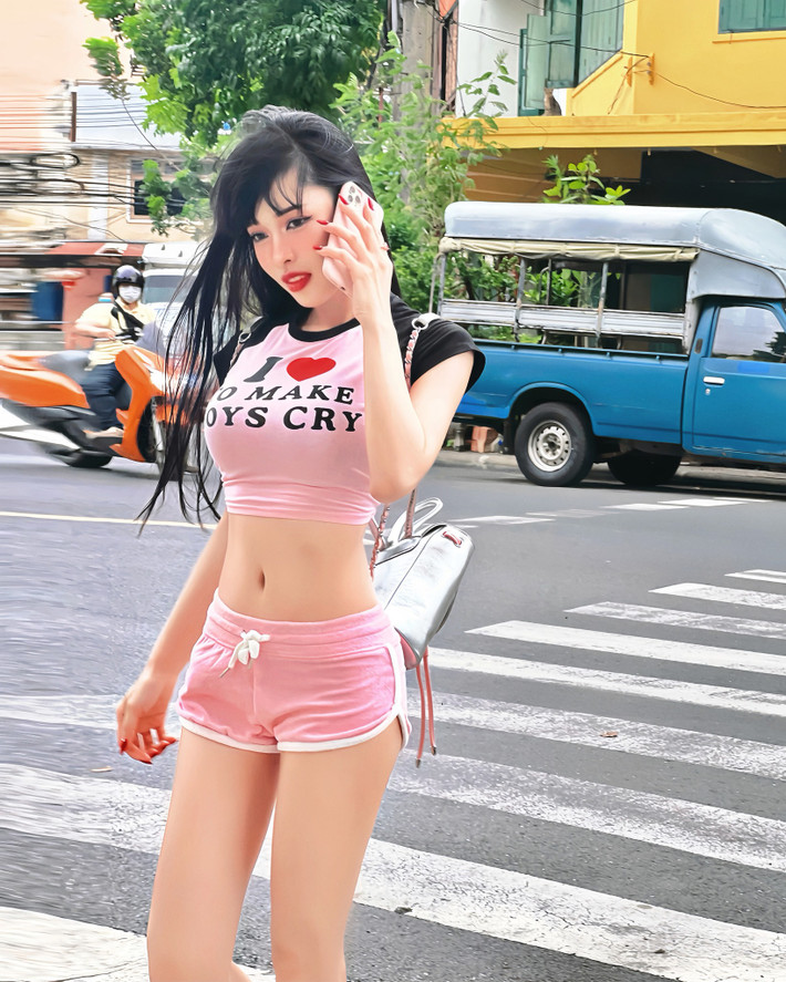 Trang phục ưa thích của Pattaraporn Rungsuksud là bó sát, siêu ngắn, thu hút sự chú ý của mọi người.