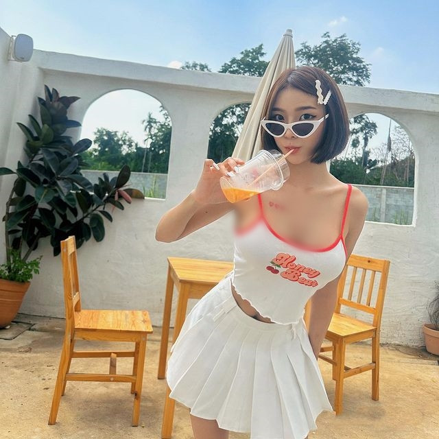 Đặc biệt, vóc dáng của Mookies vô cùng gợi cảm, cân đối, được đông đảo mọi người yêu thích vì căng tràn sức sống, không giả tạo.