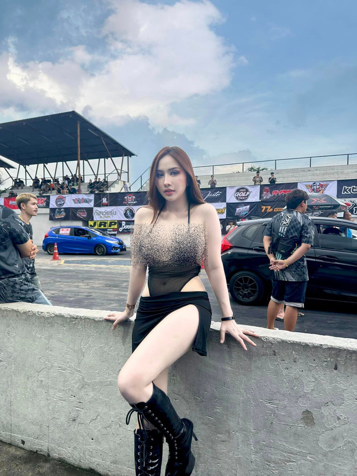 Chính sự bất chấp này của hot girl khiến cô nàng trở nên nổi tiếng hơn, song phần đông mọi người đều ái ngại với những màn khoe thân gây sốc của cô nàng.
