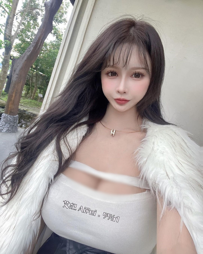 Cô nàng không phải là người mẫu chỉ biết tạo dáng chụp ảnh bên xe mà thường xuyên sử dụng những chiếc xe đó.