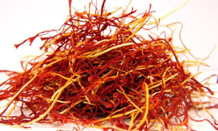 Nghệ tây: Chất carotenoid trong nghệ tây rất tốt để điều trị trầm cảm từ nhẹ đến trung bình. Nghệ tây cũng chứa nhiều vitamin B, giúp tăng mức độ serotonin trong não – loại chất làm bạn cảm thấy hạnh phúc.