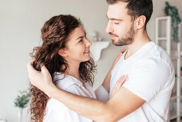 Viêm tuyến tiền liệt là bệnh lý thường gặp ở khoa tiết niệu, bệnh do nhiễm trùng đường tiết niệu gây sưng và đau tuyến tiền liệt, đặc biệt là đàn ông sau 40 tuổi thường bị viêm tuyến tiền liệt, chuyện ân ái cũng bị ảnh hưởng rất nghiêm trọng. (Ảnh minh họa)