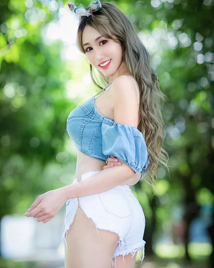 Theo tìm hiểu, Vivian Trần cao 1m70, chiều cao lý tưởng đối với nhiều cô gái. Kết hợp với khuôn mặt xinh đẹp, sắc sảo, hot girl nhận được sự quan tâm chú ý của nhiều người.