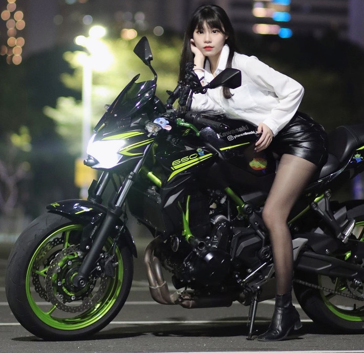 Thế nhưng, ít ai biết được, hot girl xinh đẹp mê xe phân khối lớn này là một nữ y tá, làm việc cực kỳ tận tâm.