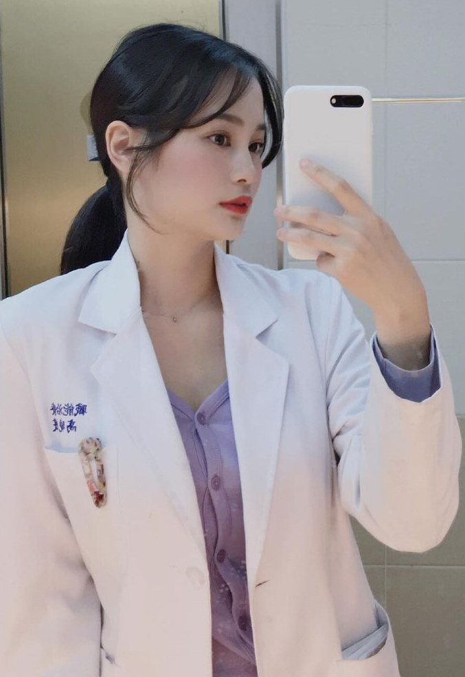Cô nàng trông chuyên nghiệp và điềm đạm trong chiếc áo choàng bác sĩ màu trắng, nhưng trên thực tế, chiếc áo choàng trắng rộng rãi lại che đi một thân hình nóng bỏng.