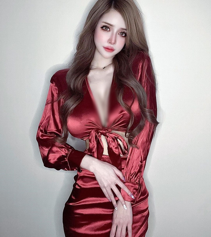 Cô nàng cũng sở hữu vòng eo rắn nước, một vòng eo cực nhỏ nhắn, khiến nhiều cô gái khao khát, ước mơ.