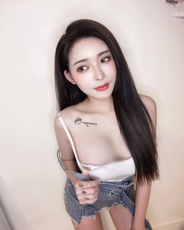 Hot girl San San, người Đài Loan, sở hữu khuôn mặt xinh đẹp, dáng dấp nóng bỏng, đường cong bắt mắt.