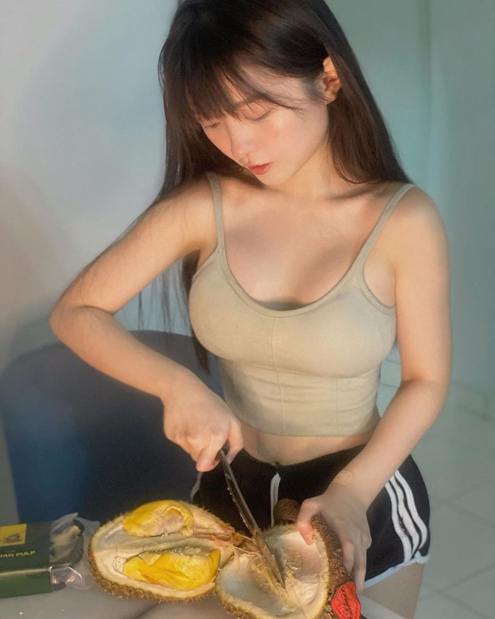 Ngay cả những bức ảnh diện đồ ở nhà bổ sầu riêng cũng nhận được hàng chục ngàn lượt thả tim và vô số lời tán dương của cư dân mạng.
