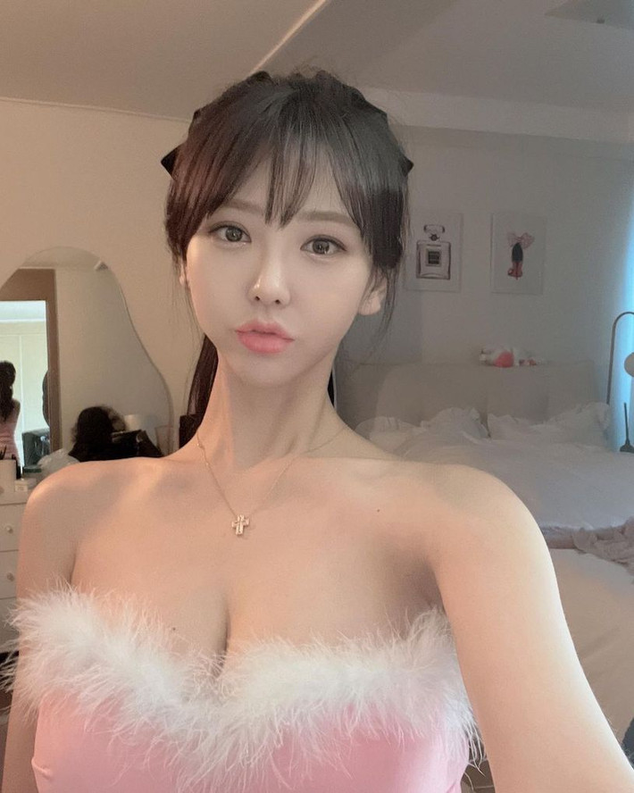 Trang phục của hot girl thường có những đường cắt xẻ táo bạo, nếu không khoe eo thon cũng khoe được ngực khủng.