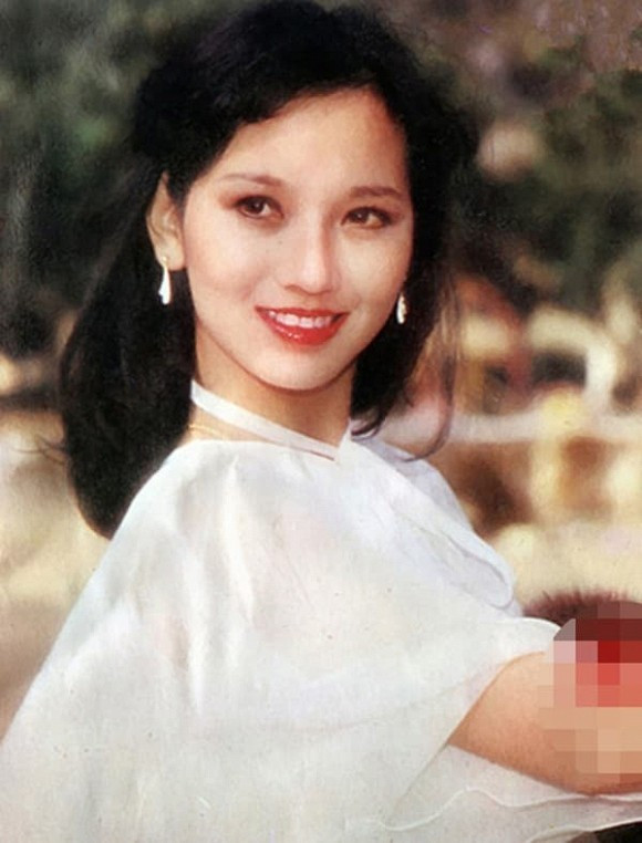 Sở hữu dáng người mảnh mai, khuôn mặt nhỏ nhắn, dịu dàng, cô là gương mặt hot khi tham gia phim cổ trang như vai diễn Chu Chỉ Nhược trong Ỷ thiên đồ long ký (1978), Tô Dung Dung trong Sở Lưu Hương (1979), Phùng Trình Trình trong Bến Thượng Hải (1980)...