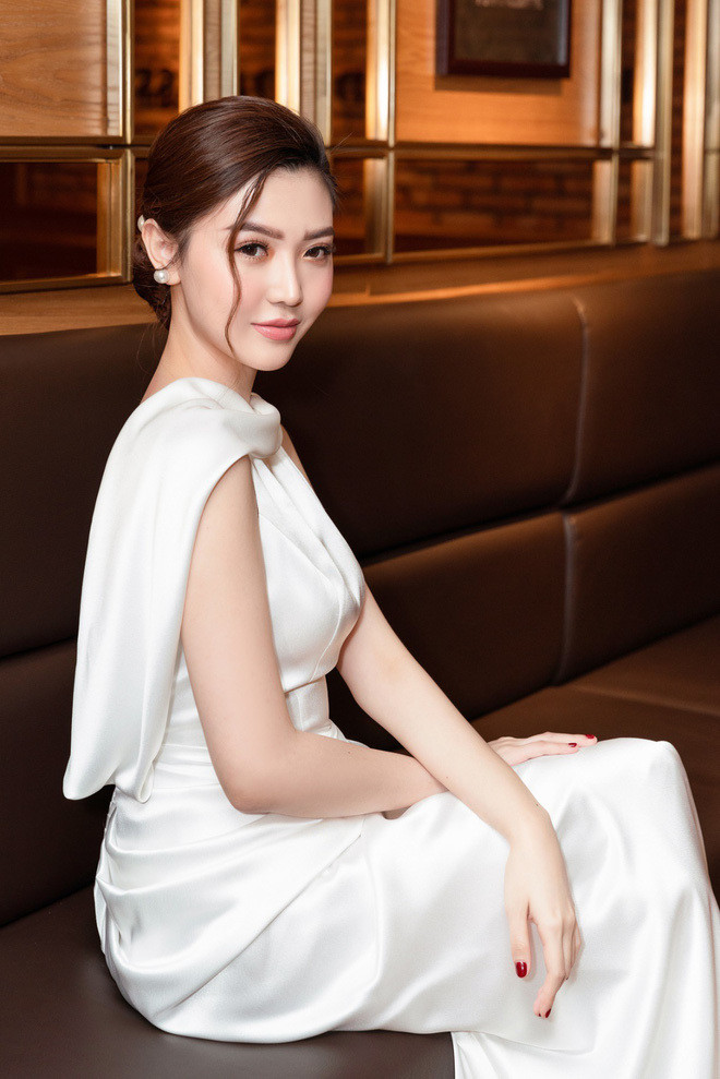 Tin đồn bắt nguồn từ việc trên trang cá nhân, người đẹp xóa hết các hình ảnh liên quan đến ông xã. Mọi người còn phát hiện người đẹp 9X không còn đeo nhẫn cưới ở ngón áp út như trước kia.