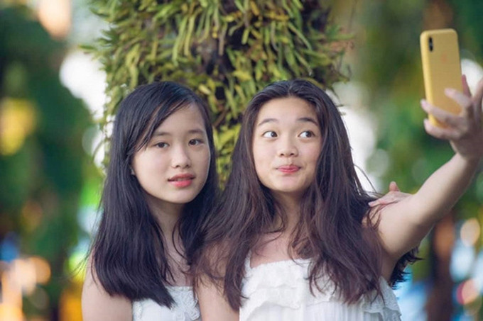 Cả hai đều khiến bố mẹ tự hào về thành tích học tập xuất sắc và rất ngoan ngoãn. Bên cạnh đó, hai bé còn nói được 6 thứ tiếng và biết chơi đàn piano, múa ballet...