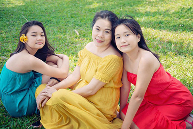 “Hồi xưa tôi bị bố mẹ ép phải học tốt nên giờ tôi phải ép con mình như thế. Tôi muốn con phải hơn mình, cái gì tôi không biết bây giờ con phải biết. Vợ chồng tôi cũng cưng con lắm nhưng đều có giới hạn nhất định", cô cho biết.