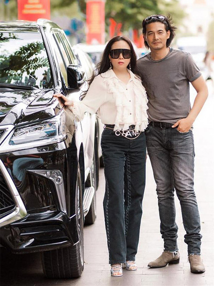"Sóng gió" dồn dập nhưng Phượng Chanel chưa bao giờ thanh minh, lên tiếng. Khi báo giới liên hệ, cô luôn khéo léo từ chối nhẹ nhàng. Khi bị chê phong cách thời trang, doanh nhân cũng không đáp trả.