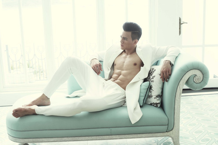Sau khi tham gia 'Gái già lắm chiêu', Lê Xuân Tiền trở thành gương mặt được nhiều người quan tâm. Chàng diễn viên trẻ sinh năm 1996 xuất thân là một vận động viên Taekwondo nên sở hữu chiều cao ấn tượng 1m85 và số đo cực chuẩn: 103-79-102 cm.