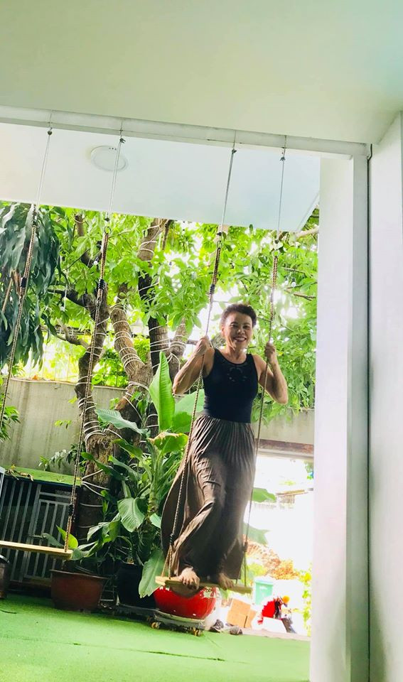 Giữa xã hội đông đúc, người người bận rộn lo cơm áo gạo tiền thì cuộc sống thư thái, bình yên của mẹ Hồ Ngọc Hà khiến bao người ao ước. "Hạnh phúc đong đầy, cuộc sống này chỉ cần thế thôi"; "Ngưỡng mộ"; "Bình yên lắm ạ"..., cư dân mạng trầm trồ.