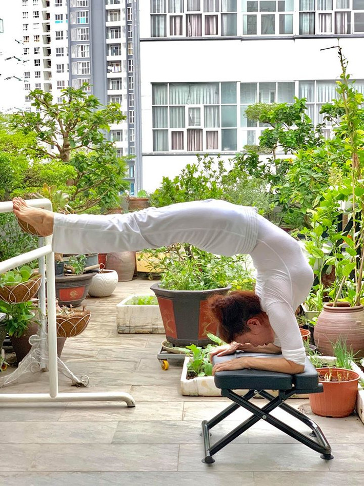 Trên trang cá nhân, mẫu thân Hà Hồ thường xuyên cập nhật cuộc sống đời thường. Bà sống cùng chồng con trong biệt thự rộng lớn đầy đủ tiện nghi với sân vườn, bể bơi..., thuộc trung tâm TP. HCM.