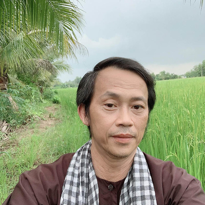 Xuất hiện trong hình ảnh áo bà ba quen thuộc, Hoài Linh hài hước: "Nhất nước, nhì phân, tam cần, tứ giống. Nông dân phải thuộc câu này, ra thăm ruộng coi sao, sẵn tranh thủ mần mấy cái hình".