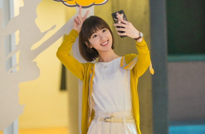 Nhân vật Chung Hiểu Cần do người đẹp Mao Hiểu Đồng thủ vai. Chung Hiểu Cần được khắc họa là người phụ nữ ngây thơ, lương thiện, nhưng vụng về và không biết làm việc nhà. Tròn 30 tuổi, cô ly hôn chồng sau ba năm chung sống. Chỉ sau vài tháng, cô gặp gỡ và yêu một chàng trai kém sáu tuổi. Ảnh: Ifeng.