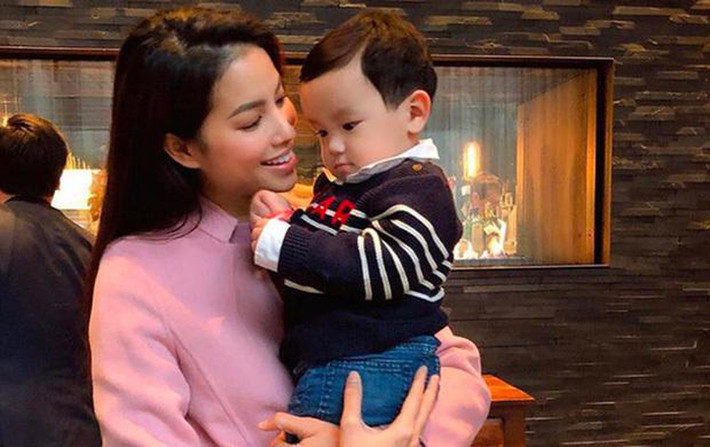 Tuy nhiên được biết, các điểm giữ trẻ và trường mầm non tại Mỹ không bị yêu cầu đóng cửa toàn bộ. Nhiều trường mẫu giáo vẫn đón học sinh bình thường nếu đảm bảo quy trình phòng chống dịch bệnh. Không ngoại trừ khả năng ngôi trường mà con trai Phạm Hương đang theo học đã làm tốt công tác tránh dịch và được kiểm tra khắt khe nên mới được phép mở cửa hoạt động. Hiện trên các diễn đàn vẫn tranh luận sôi nổi việc Phạm Hương đưa con nhỏ đến trường giữa thời điểm dịch bệnh.