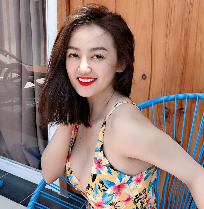 Phía dưới bức ảnh mặc bikini hiếm hoi trên trang cá nhân hồi tháng 5, một người bạn đoán diễn viên Liên Bỉnh Phát chính là người chụp hình cho thành viên Mắt Ngọc. Ảnh: FBNV.