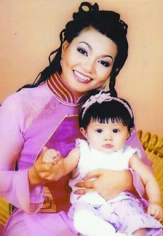 NSƯT Ngọc Huyền lập gia đình cùng ông xã Đông Nguyễn – con trai danh ca Thanh Tuyền năm 2002.
