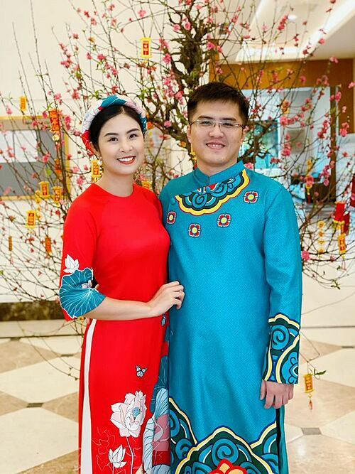 Thời gian gần đây, Ngọc Hân đã cởi mở hơn về đời tư tình ái. Hoa hậu Việt Nam 2010 chăm chỉ cập nhật niềm vui đời thường bên chồng sắp cưới Phạm Phú Đạt.