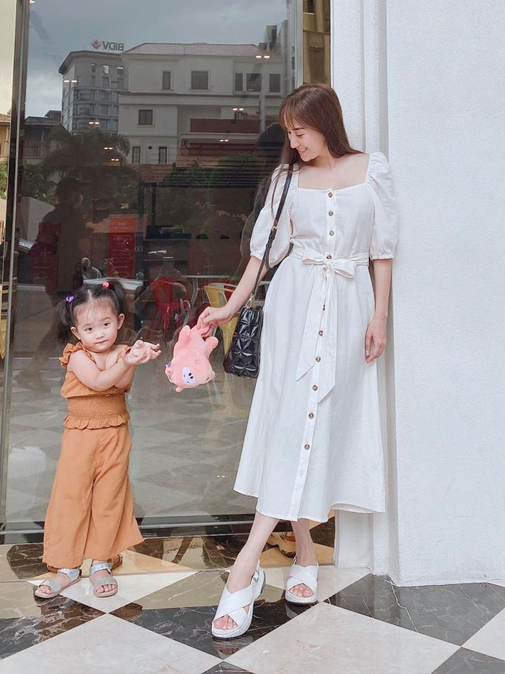 Cách đây ít giờ, Khánh Thi chia sẻ hình ảnh mới nhất bên con gái trên trang cá nhân. "Cuối tuần của mẹ và mợ chảnh", kiện tướng dancesport viết kèm. Hình ảnh của hai mẹ con khiến nhiều người thích thú, đặc biệt là biểu cảm của "mợ chảnh" Anna Vương Diễm.