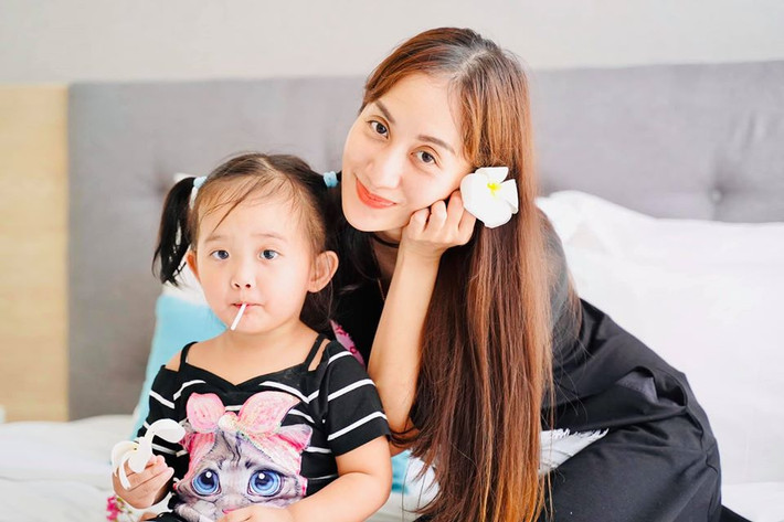 Anna là con út của gia đình Khánh Thi - Phan Hiển. Nhóc tỳ chào đời vào ngày 13/6/2018, khi ấy chỉ nặng 1,9kg. Con sinh non, Khánh Thi - Phan Hiển từng gặp nhiều khó khăn trong việc chăm sóc.