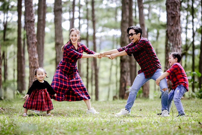 Khoảnh khắc đáng yêu của "mợ chảnh" bên bố mẹ và anh trai Kubi Minh Cường.