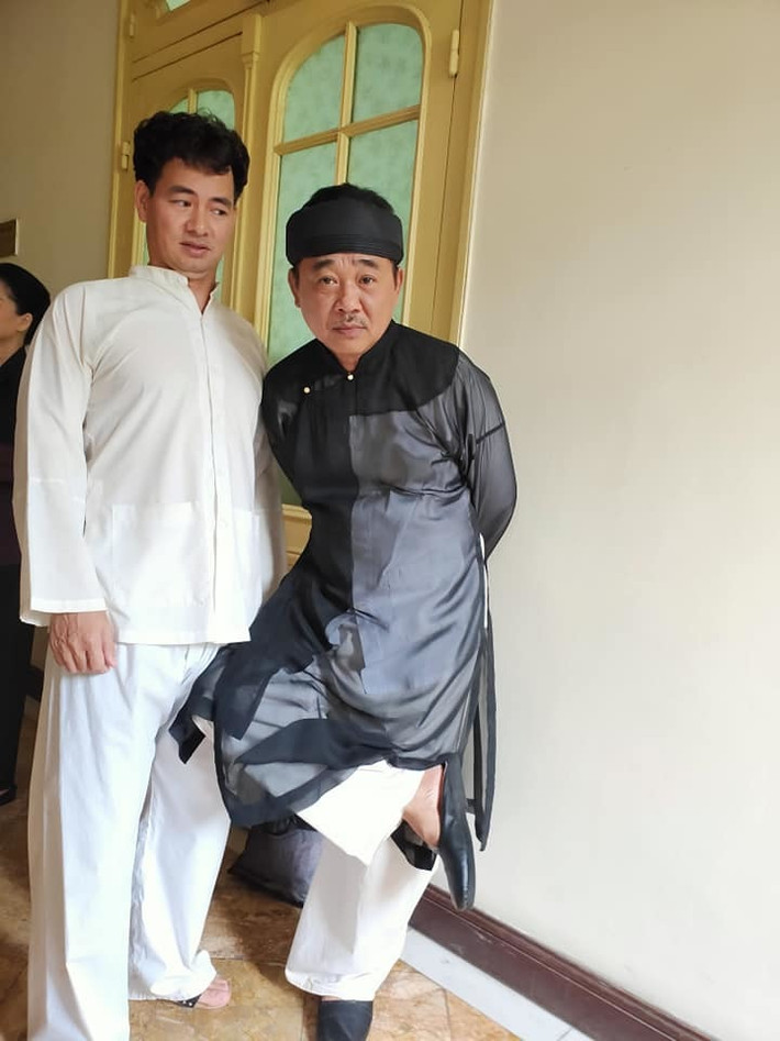 Xuân Bắc đăng ảnh bên nghệ sĩ Quốc Khánh với vẻ mặt ngao ngán, bất lực.
