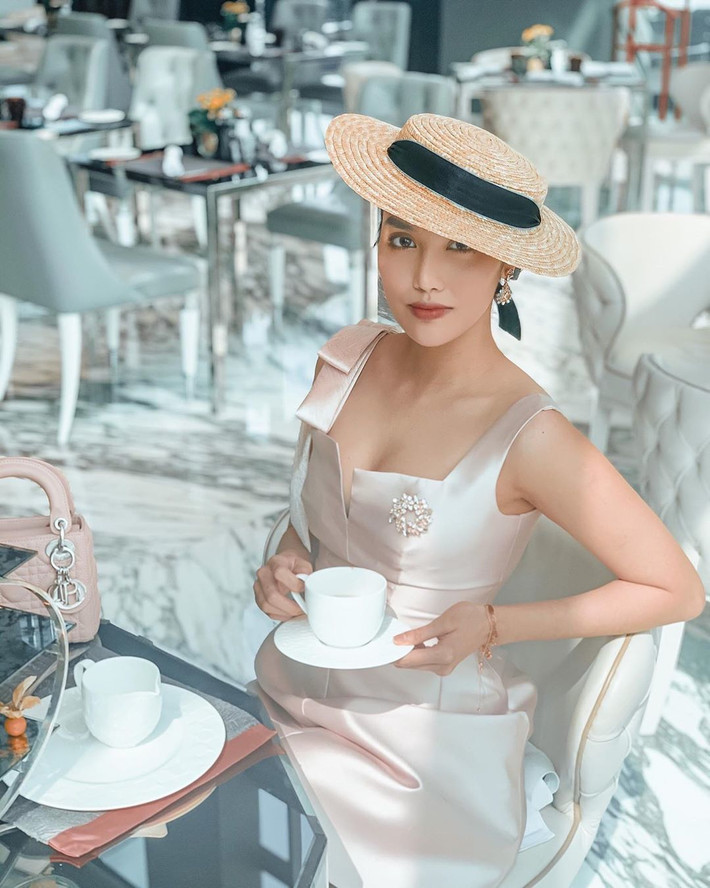 Siêu mẫu Lan Khuê mặc sành điệu uống trà chiều. Cô viết: "Nhìn nhã vậy chứ để được tấm hình này hậu trường cũng loạn lắm".