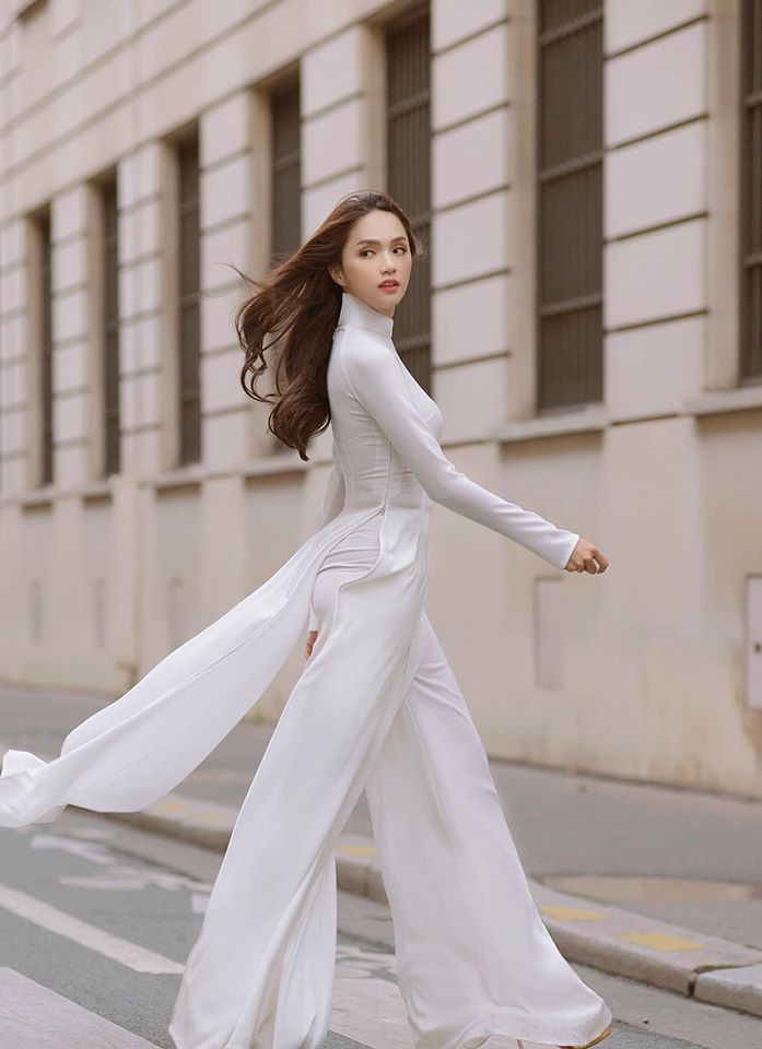 Trong loạt ảnh Hương Giang mặc áo dài, cô nàng trông vô cùng dịu dàng, nữ tính.