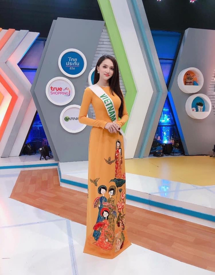 Hương Giang là một trong những mỹ nhân được khen ngợi khi mặc áo dài. Trước đó, cô nàng từng khiến fan lịm tim khi diện áo dài truyền thống ở cuộc thi Hoa hậu chuyển giới Quốc tế 2018.