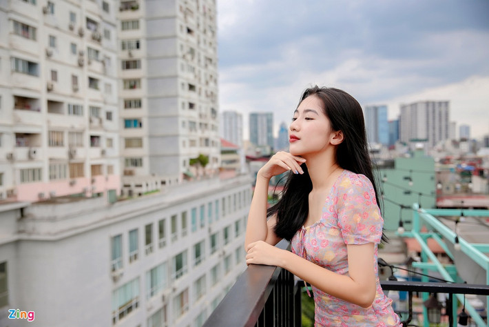Hiện, Hà Thi duy trì việc tập luyện cũng như cải thiện các kỹ năng cơ bản. Cô nói: "Hàng ngày, tôi dành khoảng một giờ để tập tại phòng gym, vừa tốt cho sức khỏe vừa giữ dáng. Vài tháng trước, tôi cũng áp dụng chế độ ăn eat clean để giúp giảm cân hiệu quả hơn. Sau khi đạt được cân nặng mong muốn, tôi quay lại chế độ bình thường. Ăn đủ và đúng bữa là quan trọng nhất".