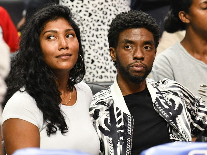 Trước khi bước lên sân khấu nhận giải Diễn viên xuất sắc của NAACP Image, anh hôn Taylor Simone Ledward trước nhiều đồng nghiệp và hàng triệu khán giả truyền hình. Theo The Sun, trong bài phát biểu, tài tử Chadwick Boseman khẳng định Taylor Simone Ledward là tình yêu lớn nhất đời. "Simone, cảm ơn vì em luôn bên anh mỗi ngày. Yêu em nhiều". Dưới khán đài, Taylor Simone Ledward thì thầm: "Em cũng yêu anh". Ảnh: Getty.
