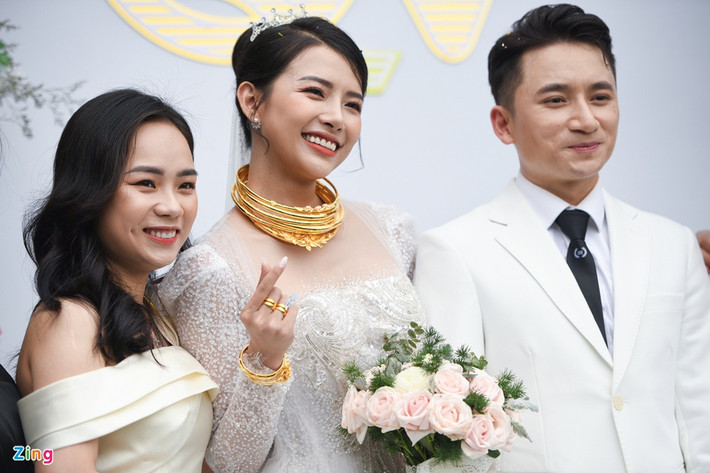 Cô dâu Khánh Vy được người thân hai bên gia đình trao tặng nhiều trang sức bằng vàng như lắc, nhẫn, vòng kiềng... Phát biểu trong ngày đặc biệt, Phan Mạnh Quỳnh gửi lời cảm ơn tới bà con, hàng xóm tại quê nhà đã tham dự lễ cưới của anh.