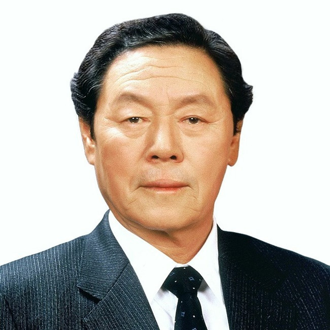 Anh trai ông là Shin Kyuk-ho - người sáng lập của tập đoàn Lotte. Ông Shin Choon-ho sinh ra trong gia đình có 9 người con vào năm 1930 tại Ulsan.