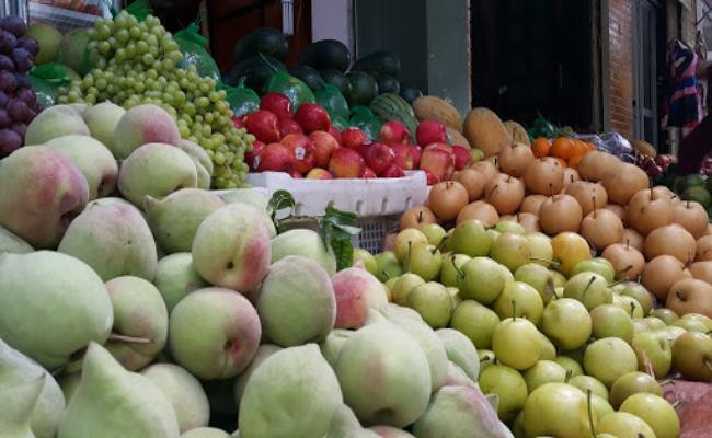 Với ưu điểm giá rẻ, mẫu mã đẹp, nhiều loại quả Trung Quốc đang “đội lốt” hàng Việt, được bán đầy đường và trong các chợ dân sinh.