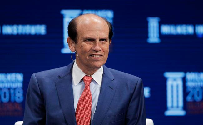 Michael Milken là một tỷ phú với số tài sản ròng khoảng 3,7 tỷ USD. Milken là người tiên phong với chiến lược M&A - mua bán và sáp nhập doanh nghiệp hòng sinh lời.