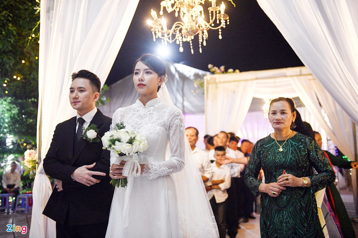 Tối 16/4, chú rể Phan Mạnh Quỳnh và cô dâu Huỳnh Khánh Vy có mặt tại nhà thờ xứ Vạn Phần (xã Diễn Vạn, huyện Diễn Châu, Nghệ An) để tổ chức thánh lễ theo nghi thức Công giáo. Buổi lễ có sự góp mặt của đại diện hai bên gia đình cùng nhiều bạn bè, người dân tại địa phương.