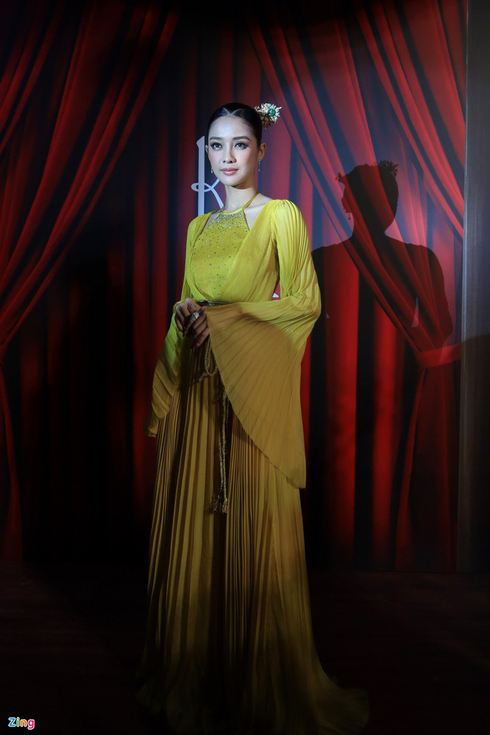 Trình Mỹ Duyên lần đầu đảm nhận vai chính trong một dự án điện ảnh. Sau khi xem phim, cô xúc động, bật khóc nức nở. Mỹ Duyên cho biết bản thân vốn là diễn viên tay ngang nên sau ba tháng đóng máy, cô vẫn chưa thoát vai. Nữ diễn viên chia sẻ cô sẵn sàng đối diện với những nhận xét trái chiều về vai diễn chạm ngõ điện ảnh.