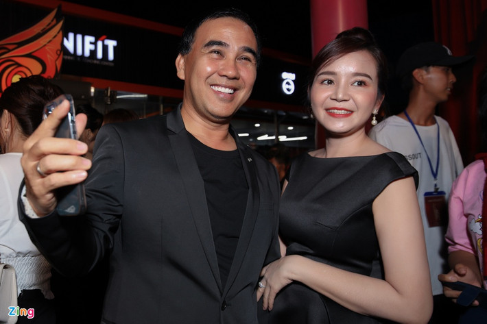 Quyền Linh đến ủng hộ đồng nghiệp Mai Thu Huyền ra phim mới. Anh và gia đình mới đi Phú Quốc, tổ chức sinh nhật tuổi 15 cho con gái Lọ Lem.