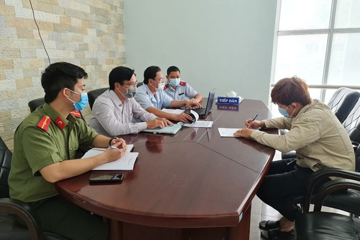 Sở Thông tin và Truyền thông phối hợp với Phòng nghiệp vụ Công an tỉnh Thừa Thiên Huế làm việc trực tiếp đối với quản trị fanpage THỪA THIÊN HUẾ là ông Lê Quang H (27 tuổi, trú đường Nguyễn Huệ, TP.Huế)