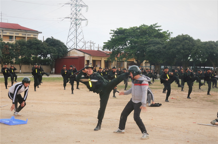 Cùng ngày, tại huyện Sóc Sơn, Hà Nội, Trung đoàn CSCĐ Thủ đô, Bộ Tư lệnh CSCĐ tổ chức thực binh phương án sẵn sàng ra quân bảo đảm ANTT cuộc bầu cử đại biểu Quốc hội khóa XV và đại biểu Hội đồng nhân dân các cấp nhiệm kỳ 2021 – 2026.